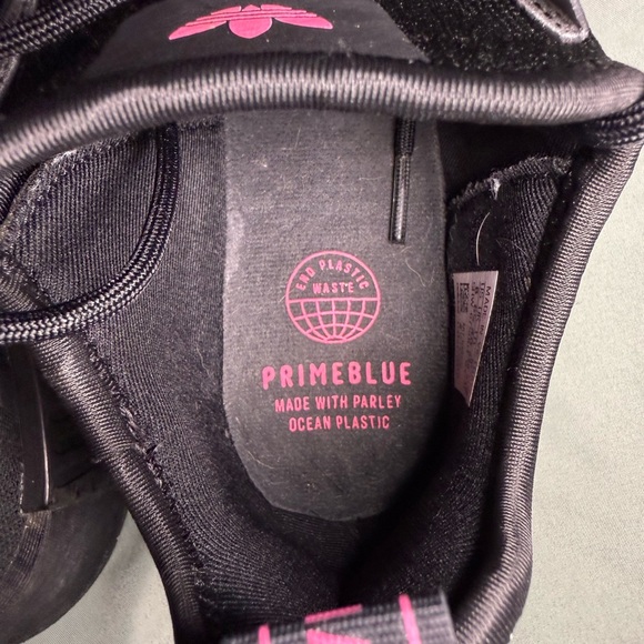 Adidas NMD R1 Sneakers Size 8 – Stylish & Comfortable! - Picture 4 of 5